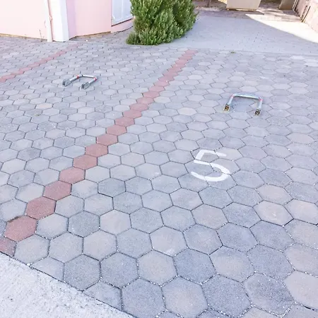 Lovorka 5 * באסקה