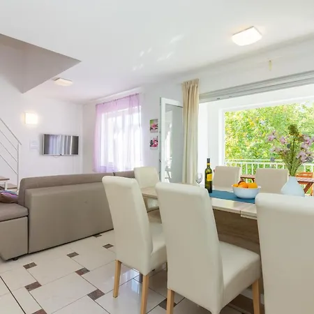 Appartement Lovorka 5 *