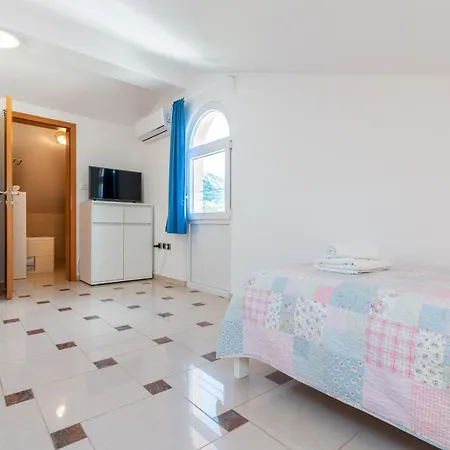 Lovorka 5 Daire Baška